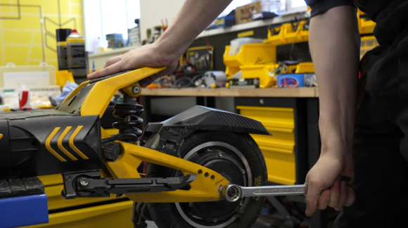 Behebung eines Plattreifens beim Scooter Vsett 10+